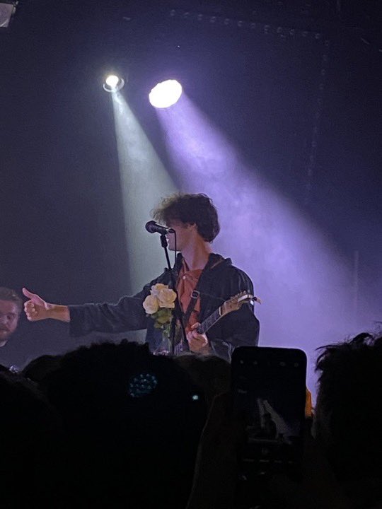 snoopabugs's tweet photo. he‘s got roses :(( https://t.co/pJKZMOjZqq