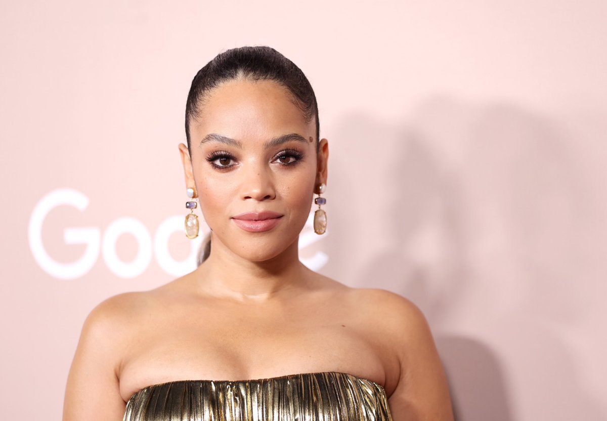 “But all the times where I did have self-doubt or I was feeling insecure I simply just showed up. It always ends up being fine. It’s always the anticipation or the fear we place on it, that creates a thing.” glamour.com/story/bianca-l… <a href="/glamourmag/">Glamour</a> <a href="/PerrieWS/">Perrie Samotin</a>