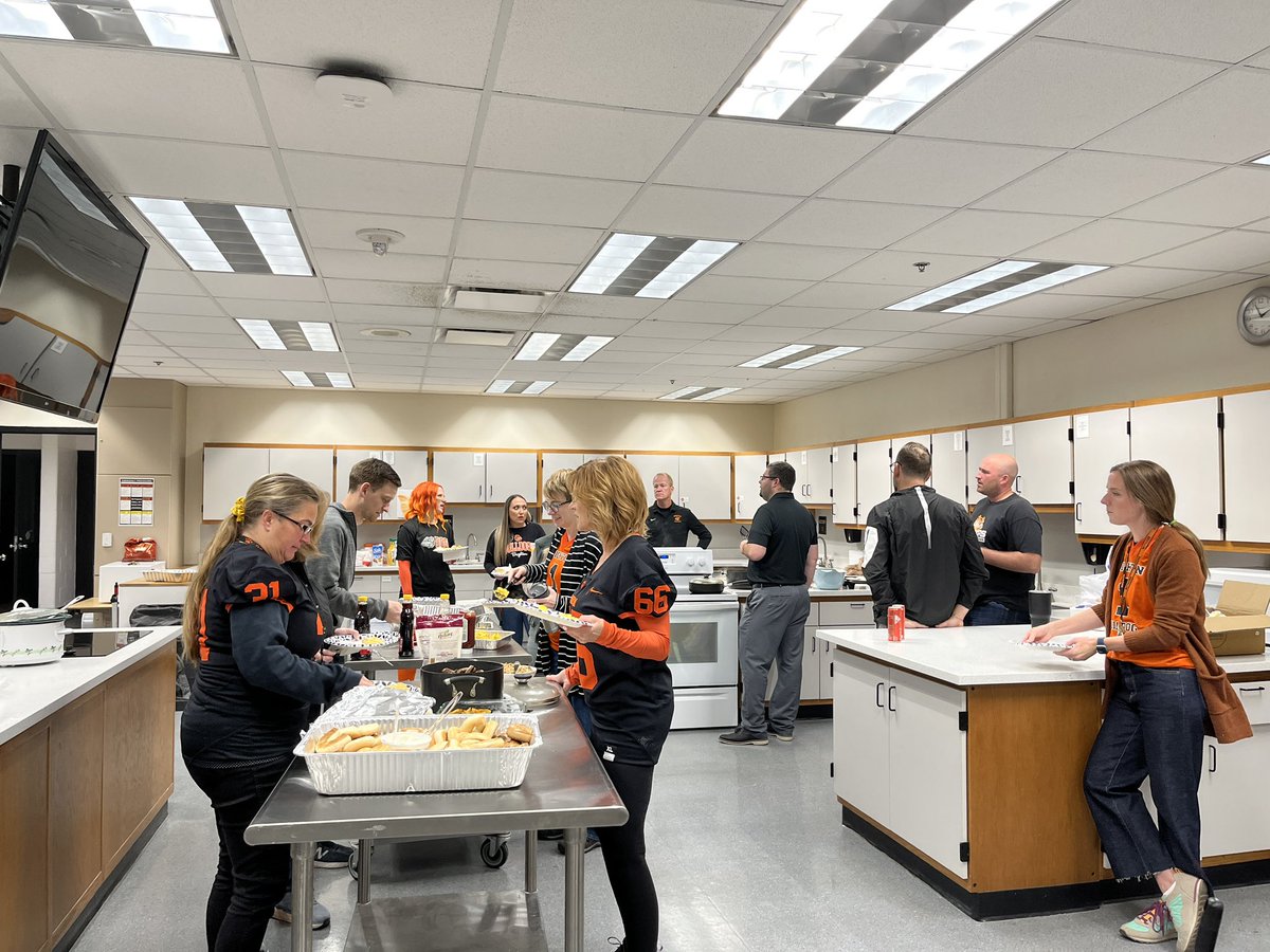 BrightonHS's tweet photo. Connecting and fueling up for our big HOCO day!  #staffconnections #staffbreakfast #bhsstaff https://t.co/i2Ti6Esd9I
