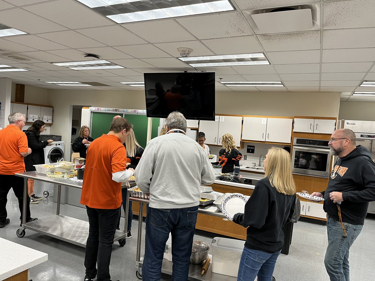 BrightonHS's tweet photo. Connecting and fueling up for our big HOCO day!  #staffconnections #staffbreakfast #bhsstaff https://t.co/i2Ti6Esd9I