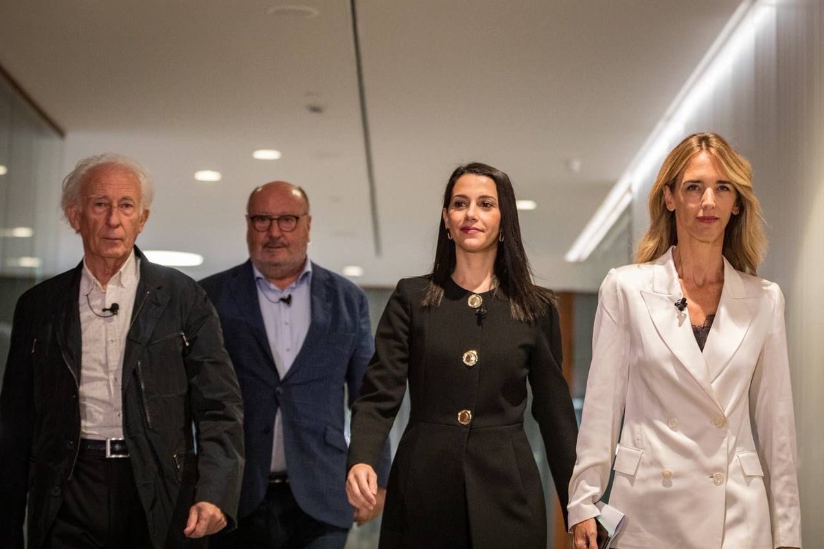cayetanaAT's tweet photo. El 8-O fue un luminoso paréntesis en la oscura historia de las abdicaciones españolas. Recuperemos aquel espíritu. Defendamos una alternativa constitucionalista valiente y movilizada. 

Hoy en Barcelona con @BoadellaAlbert, ⁦@InesArrimadas⁩ y ⁦@GomaMariano⁩. https://t.co/uV6boxAk2j