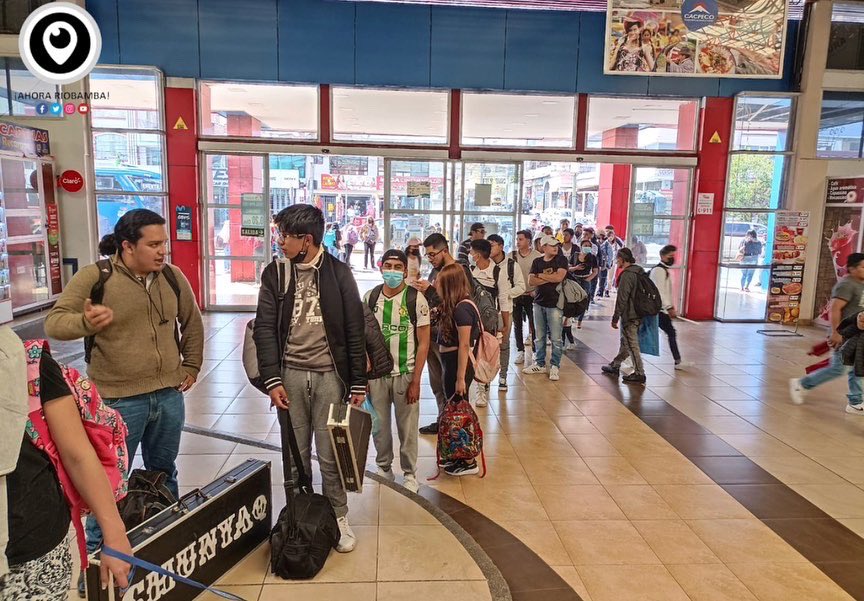 AhoraRiobamba's tweet photo. #EnEsteMomento #AhoraRiobamba

#SucedeAhora | Masiva afluencia de personas a esta hora de la tarde el Terminal Terrestre de Riobamba, previo al inicio del feriado a nivel nacional.

Fotografías: @AhoraRiobamba https://t.co/c5mvWH61Tx