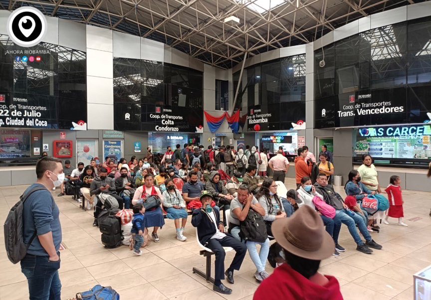 AhoraRiobamba's tweet photo. #EnEsteMomento #AhoraRiobamba

#SucedeAhora | Masiva afluencia de personas a esta hora de la tarde el Terminal Terrestre de Riobamba, previo al inicio del feriado a nivel nacional.

Fotografías: @AhoraRiobamba https://t.co/c5mvWH61Tx