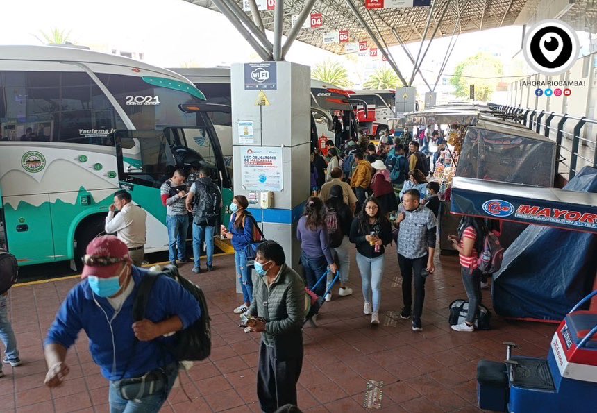 AhoraRiobamba's tweet photo. #EnEsteMomento #AhoraRiobamba

#SucedeAhora | Masiva afluencia de personas a esta hora de la tarde el Terminal Terrestre de Riobamba, previo al inicio del feriado a nivel nacional.

Fotografías: @AhoraRiobamba https://t.co/c5mvWH61Tx