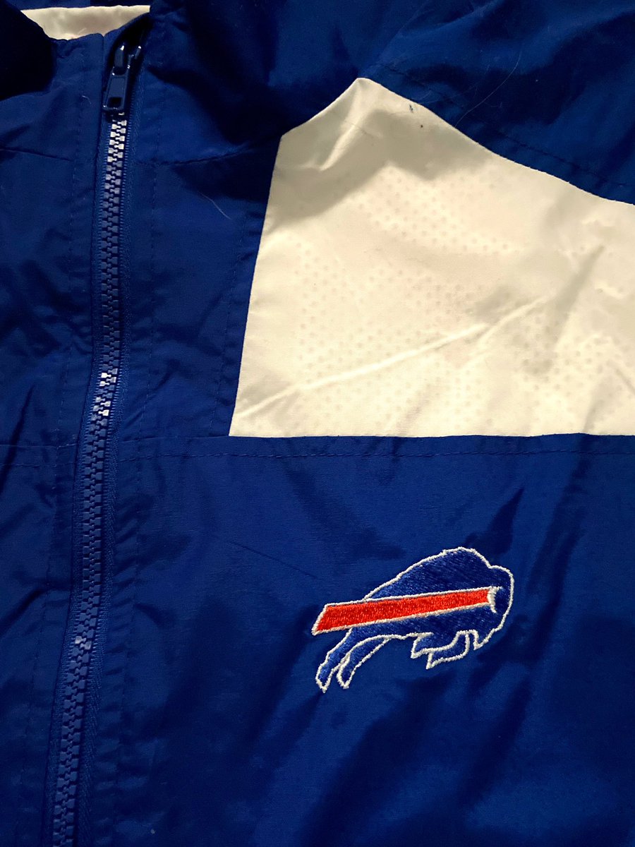 716Transplant's tweet photo. #BillsMafia I almost forgot to do a giveaway in honor of the last W. This week it’ll be this windbreaker, only have in a 2X. Just like &amp; RT for chance to win. Will announce random winner Sunday #GoBills
Measurements:
Chest: ~27”
Length: ~31”
Sleeve (seam to cuff): 28” https://t.co/XoGTTnRSEm