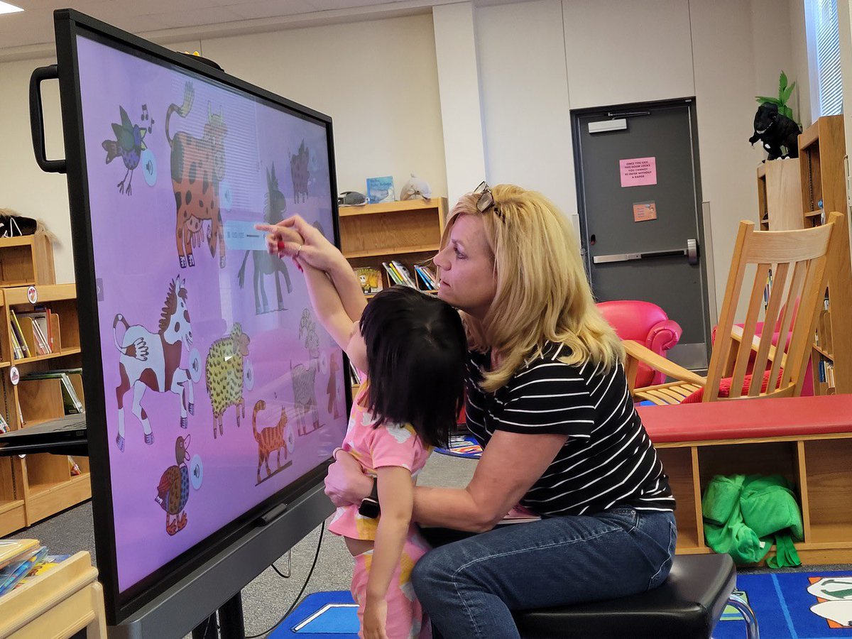 TinyPeopleBooks's tweet photo. Bringing real-life farm animal sounds while reading “Noisy Barn” using technology! The children where able to touch the screen and hear sounds of farm life. @FISD_ECS @FISD_Libraries #FISDmadetoshine #earlychildhoodschool #ecs https://t.co/M6RweJZHfl