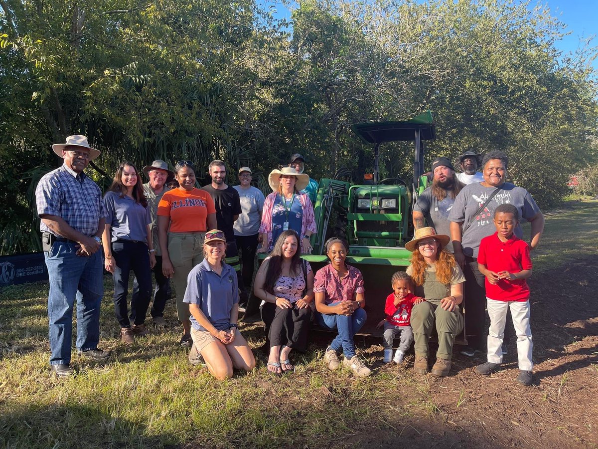 JenniferCaseyFL's tweet photo. Our #StartFarming Mentorship program toured White Harvest Farms this week to learn about soil biology, beekeeping and more! We’re looking forward to this group starting new farm businesses on the First Coast! #urbanagriculture #ilovejax #jaxsoilandwater https://t.co/jaZ2EJpvcR