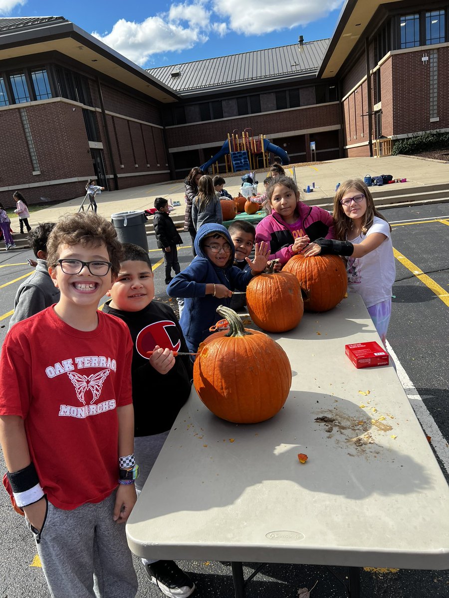 MsKoepke3's tweet photo. Perfect fall day for carving pumpkins!! #112Leads #SomosOT https://t.co/p0oT8YMYRs