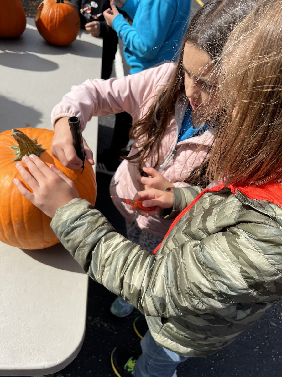 MsKoepke3's tweet photo. Perfect fall day for carving pumpkins!! #112Leads #SomosOT https://t.co/p0oT8YMYRs