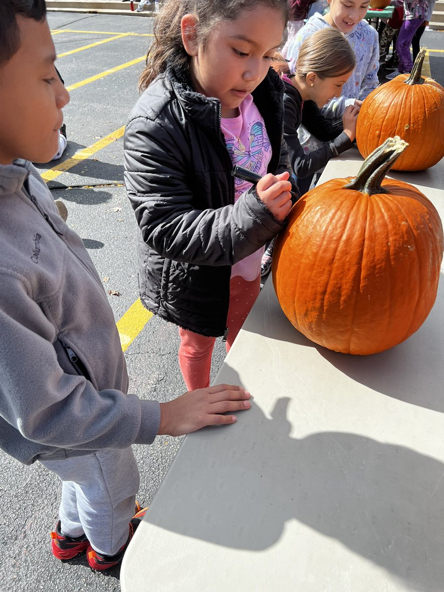 MsKoepke3's tweet photo. Perfect fall day for carving pumpkins!! #112Leads #SomosOT https://t.co/p0oT8YMYRs