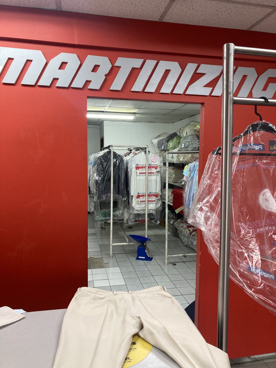 ramirocevallosr's tweet photo. Quiero contarles cómo #Martinizing me dañó uno de mis ternos favoritos, su renuencia a reconocer/compensar el error y la nula empatía que tienen con sus clientes. 

Aclaro que he sido cliente por años y justamente por su reputación siempre he mandado mis ternos...🧵(1/13) https://t.co/9k7KQkLns0