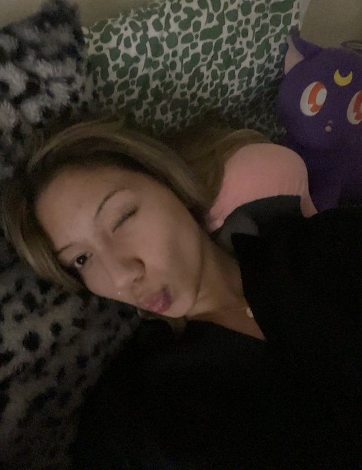 Still cute without makeup 🐱💫 https://t.co/jmnoE26623