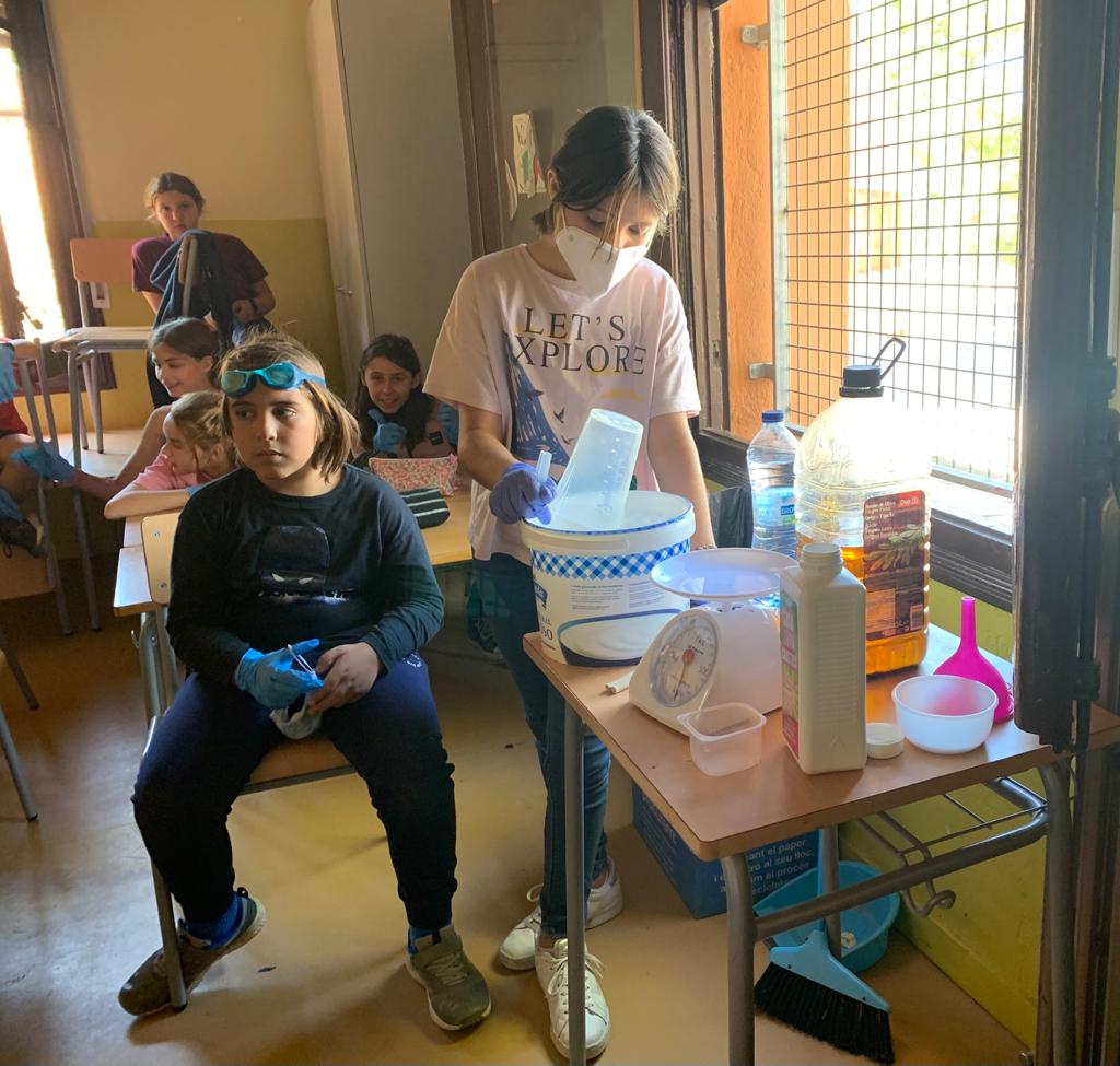 AlbaCorbins's tweet photo. L'empresa Albaromàtica ha reprès el camí del present curs 22/23.
Un nou producte estrella, el sabó de tall, per rentar a mà o com a llevataques.
Ara ja el coneixeu, només cal que quan estigui a la venda, el compreu!!!
#collagran https://t.co/8XNZFA3xrv