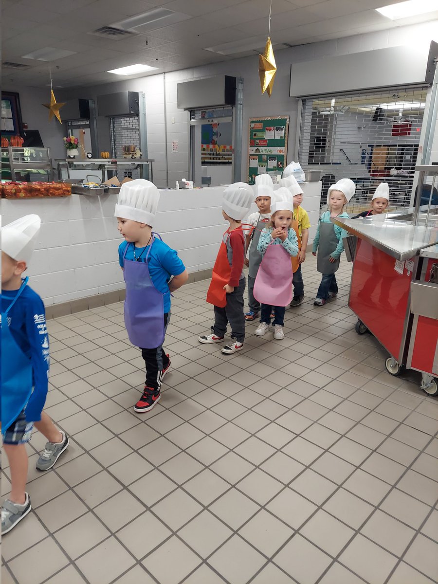 BonnieDoerrwae1's tweet photo. You can never have to many cooks in the kitchen! Kitchen tour for our pre k chefs. @dadeconutrition @DadeElementary https://t.co/CIngpgLLBJ