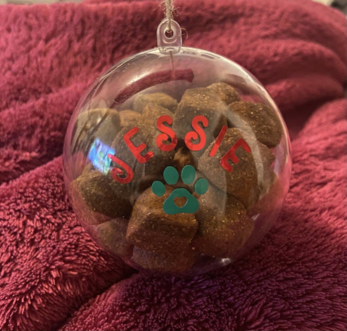 JustBecausebyLW's tweet photo. Just in time for the holiday season, we’re offering personalised pet baubles filled with treats 🎄
Introductory Offer - Only £5 + P&amp;P
@JustBecausebyLW https://t.co/0jBGjeawwK