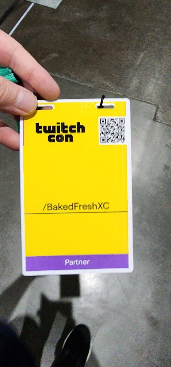 BakedFreshXC's tweet photo. The masked guy walks around with no mask #TwitchCon2022 https://t.co/2Btld19it2