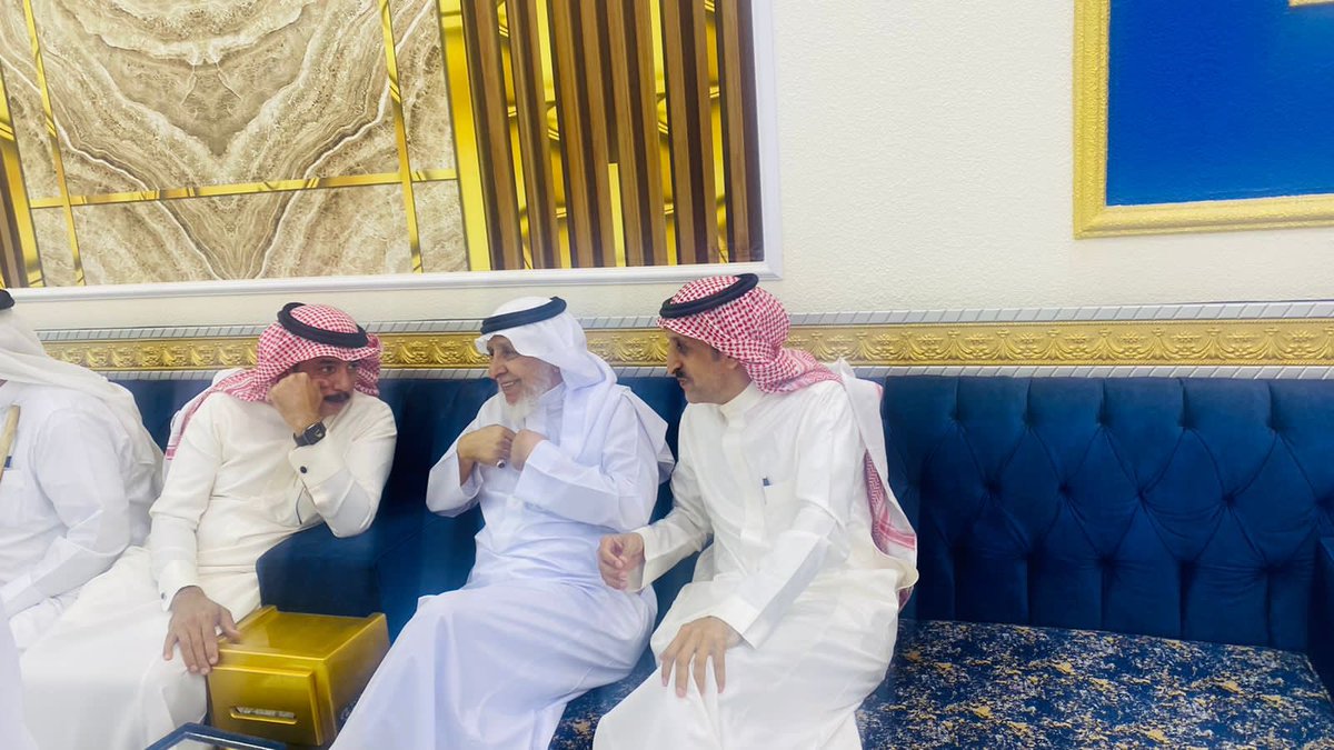 #اليوم_العالمي_للمعلم
رجل من مؤسسي التعليم بمنطقة نجران تتلمذ على يده العديد من الأجيال كان قائداً تربوياً على مستوى منطقة نجران تشرفت بأن أكون أحد طلابه انه الأستاذ محمد جحيف الله يعطيه الصحة والعافية سعدت بلقائه والحديث معه هذا المساء .