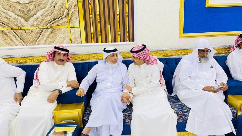 mahdigoban's tweet photo. #اليوم_العالمي_للمعلم
رجل من مؤسسي التعليم بمنطقة نجران تتلمذ على يده العديد من الأجيال كان قائداً تربوياً على مستوى منطقة نجران تشرفت بأن أكون أحد طلابه انه الأستاذ محمد جحيف الله يعطيه الصحة والعافية سعدت بلقائه والحديث معه هذا المساء . https://t.co/gRwpUbXDNC