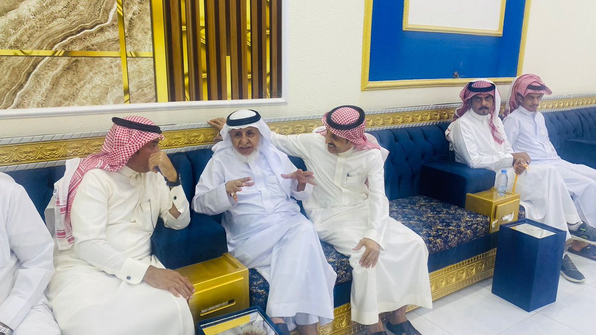 mahdigoban's tweet photo. #اليوم_العالمي_للمعلم
رجل من مؤسسي التعليم بمنطقة نجران تتلمذ على يده العديد من الأجيال كان قائداً تربوياً على مستوى منطقة نجران تشرفت بأن أكون أحد طلابه انه الأستاذ محمد جحيف الله يعطيه الصحة والعافية سعدت بلقائه والحديث معه هذا المساء . https://t.co/gRwpUbXDNC
