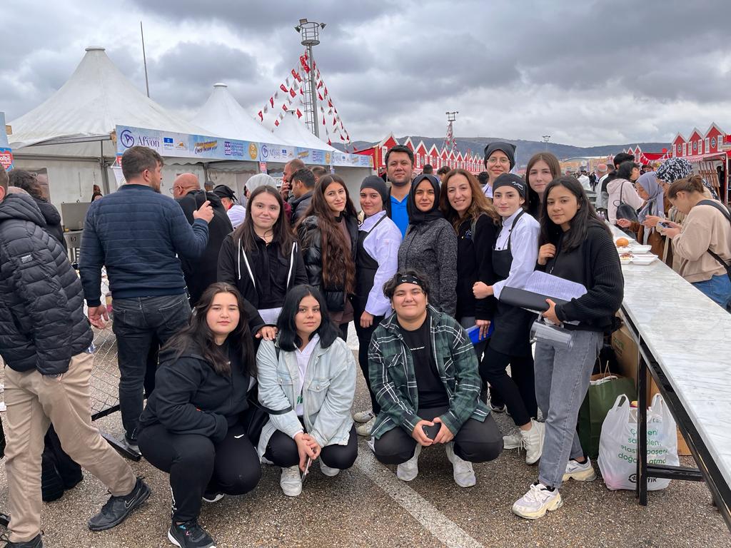 il_mem_45's tweet photo. IV. Uluslararası Gastroafyon Festivalinin ilk gününde Şehit Efkan Mesleki ve Teknik Anadolu Lisesi öğrencilerinin ve 20 farklı lise düzeyinde okulun katıldığı Modern Türk Mutfağı yemekleri yarışmasına katılan öğrencilerimiz Gümüş Madalya ile Alaşehir’e döndüler. https://t.co/LKL7oiQSpA