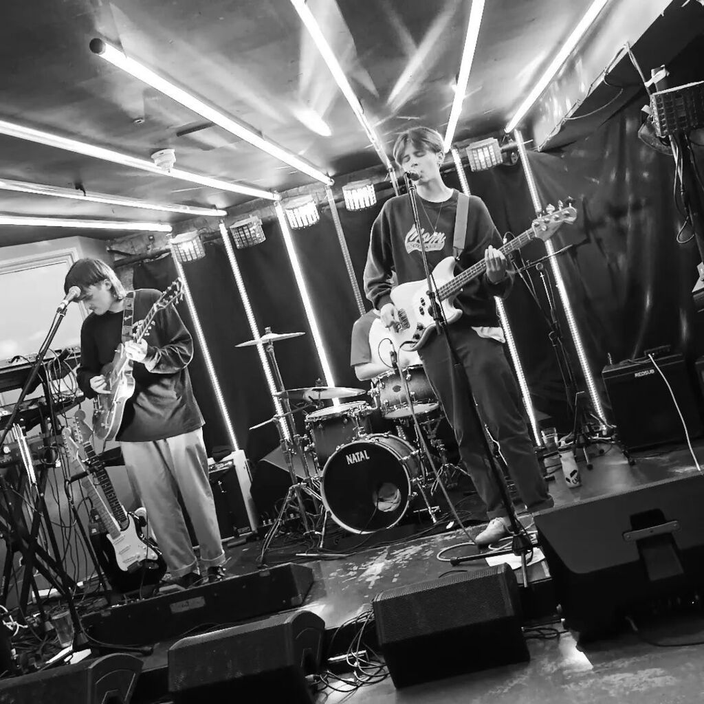 Midge_UK's tweet photo. Bear Park right now
#livemusic #wrongGig https://t.co/bUW5fjw2Iq