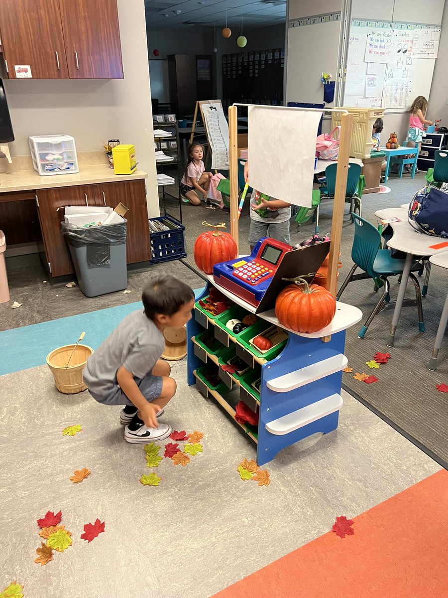 kinderJessSouth's tweet photo. It feels a little like fall in the “south” @CFISDWells @CFISDWellsK #explorewells https://t.co/mvOZhd6u1I