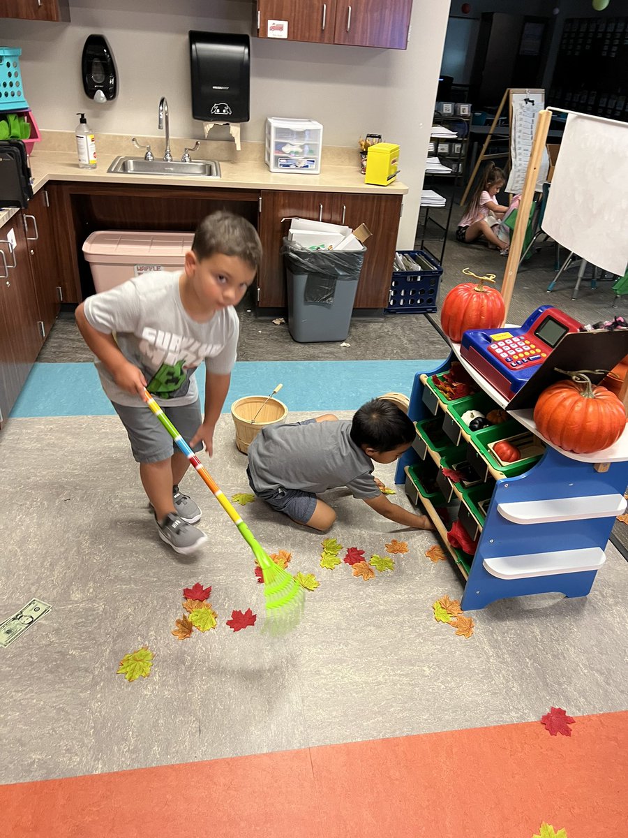 kinderJessSouth's tweet photo. It feels a little like fall in the “south” @CFISDWells @CFISDWellsK #explorewells https://t.co/mvOZhd6u1I