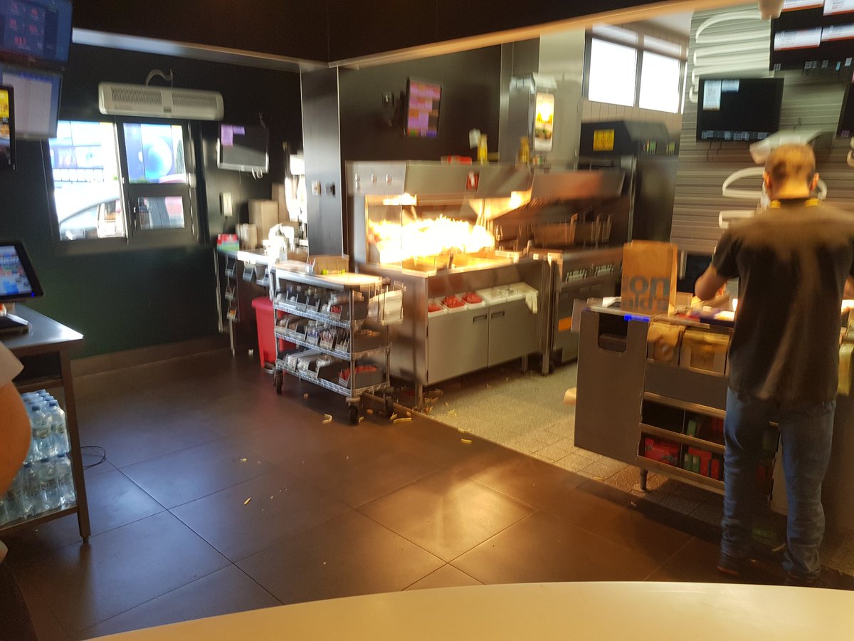 leszczynski_mar's tweet photo. @McDonaldsCorp please look at the floor next to the fryer!1 min after taking this pic. manager of this McDonald's location in Szczecin,PL took old,cold fries and put them to fresh ones, add a lot of salt,mixed all of them together and give to the client at the DriveThru window! https://t.co/vrEQKvC9Yr