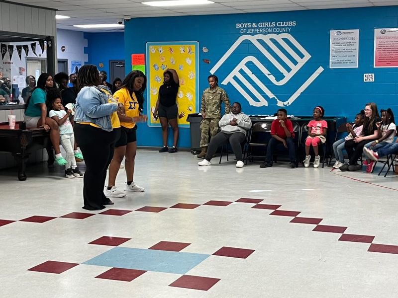 AlphaChi1944's tweet photo. Yesterday evening; Soror Tolefree, along with Sorors of Alpha Chi Sigma participated in Greek Day at the Boys and Girls club. Sorors gave history on sgrho, strolled, and played games with the children. Sorors had a good time interacting with the youth 💛🐩💙.
#sgrho #uapb https://t.co/5HStsqkpKH