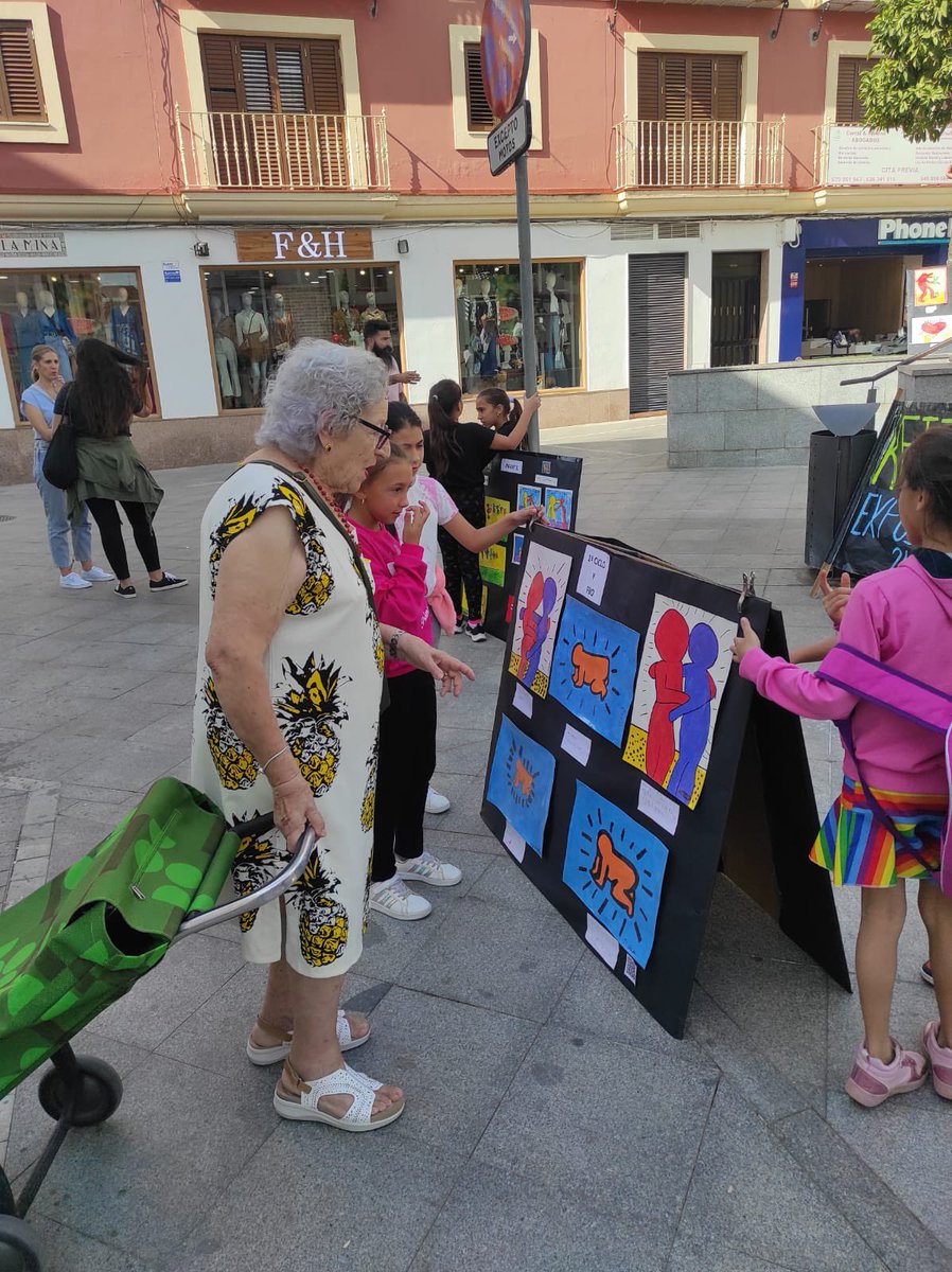 raulgomfer's tweet photo. Fabulosa acogida de #doshermanas a la exposición callejera de KEITH HARING, realizada por niños y niñas de @CEIPIbarburu, quienes se han tomado muy en serio explicar a los visitantes la obra del artista y cómo realizaron ellos sus propias versiones #Ibarburuelmejorcolegiodelmundo https://t.co/3ncO1DQUur