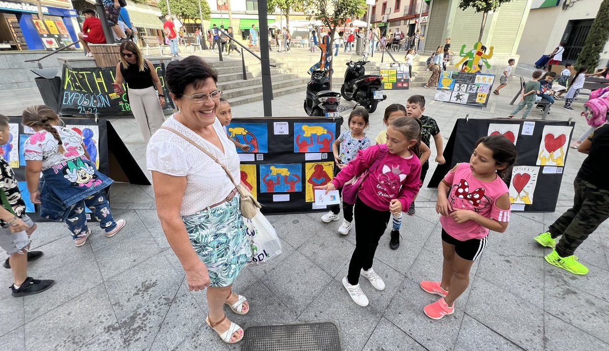 raulgomfer's tweet photo. Fabulosa acogida de #doshermanas a la exposición callejera de KEITH HARING, realizada por niños y niñas de @CEIPIbarburu, quienes se han tomado muy en serio explicar a los visitantes la obra del artista y cómo realizaron ellos sus propias versiones #Ibarburuelmejorcolegiodelmundo https://t.co/3ncO1DQUur