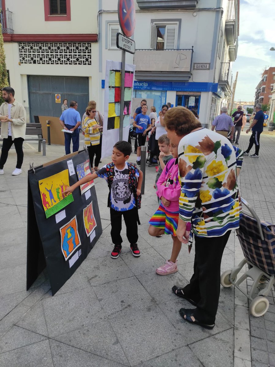 Fabulosa acogida de #doshermanas a la exposición callejera de KEITH HARING, realizada por niños y niñas de <a href="/CEIPIbarburu/">CEIP Ibarburu</a>, quienes se han tomado muy en serio explicar a los visitantes la obra del artista y cómo realizaron ellos sus propias versiones #Ibarburuelmejorcolegiodelmundo