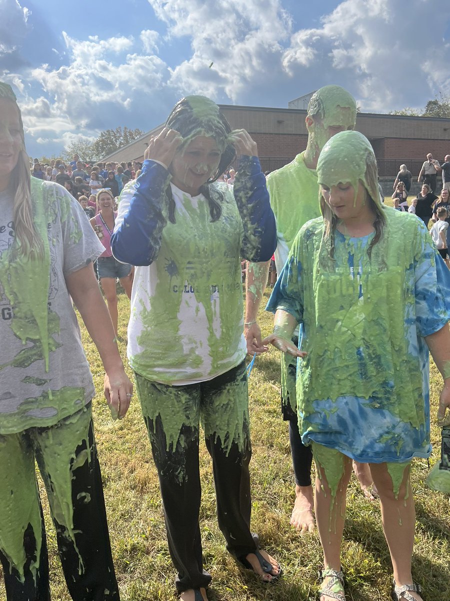 wcsCOll's tweet photo. October is National Principals Month. Take a look at what this servant leader did, along  with 10 of her dedicated staff when the College Grove Rockets exceeded their fundraising goal. Kudos to you- Kathy Lillard and your amazing community. @WCSedu @DrBradJohnson https://t.co/72qXMpZne9