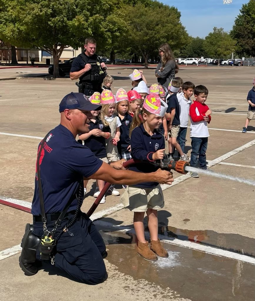 TulsaFire's tweet photo. Community Helpers day at Metro Christian Academy on Tuesday. #metrochristian #communityhelpers #tulsafire #tulsafireinvestigator #tfdengine18 https://t.co/GTSKhqvQfp