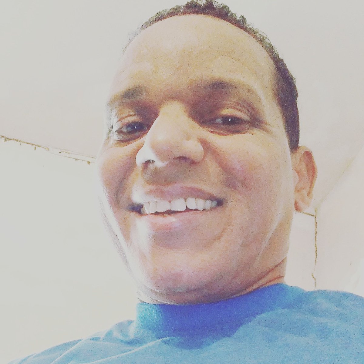 corides1's tweet photo. El amor está en nuestras risas infinitas. en los besos que curan cada herida. en tus ojos que transmiten paz. en tus caricias suaves que me hacen sentir especial. el amor está en nosotros. https://t.co/Pv9CS6qOrf
