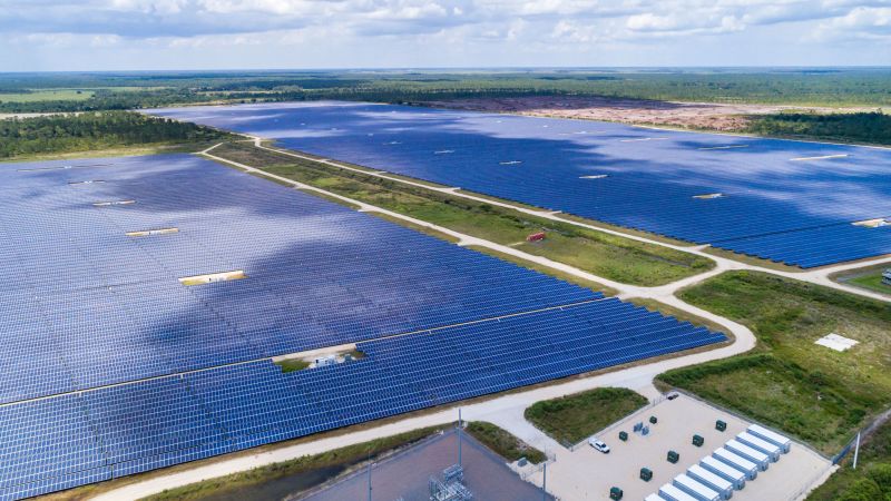 navigatefuture's tweet image. America’s &quot;first solar-powered town.”
Survives Hurricane Ian with no loss of power 
(only 12 miles northeast of Fort Myers)

edition.cnn.com/2022/10/02/us/…