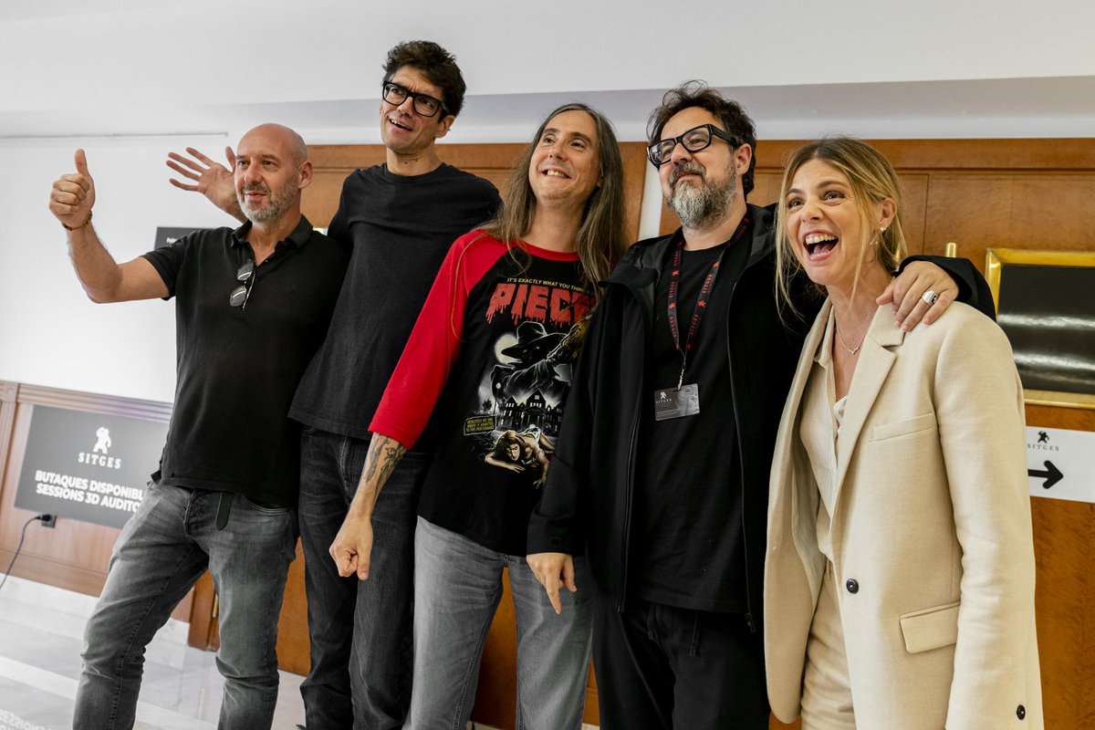 filmax's tweet photo. 📸 Los productores @Carfer1962 y @BritesLaura, el director del documental Diego López-Fernández, los directores @jbalaguero y @paco_plaza y los actores Manuela Velasco y @jbotet. 🎬 Y no solo esta première mundial, también hemos desvelado la #RECTerrorCommunity. https://t.co/PflI5nw8d5