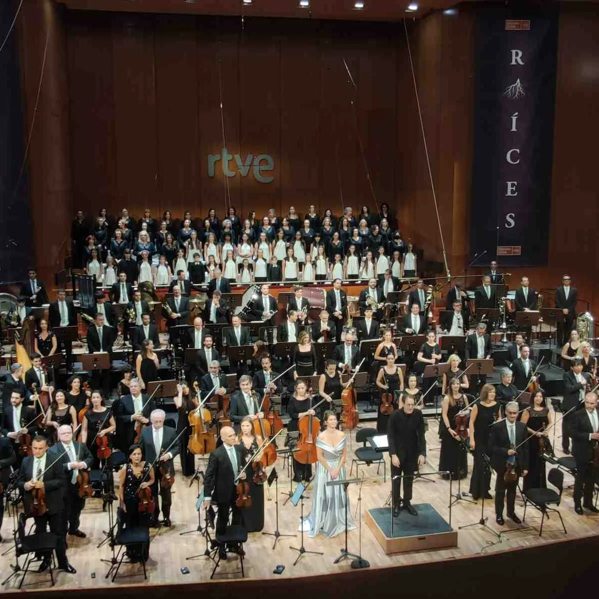BenjaNM's tweet photo. Gran interpretación de la genial tercera sinfonía de #Mahler por la @OCRTVE , el @corosinankay y la contralto Stefanie Irányi bajo la batuta del director Pablo González @pgconductor https://t.co/EsehvPulbb