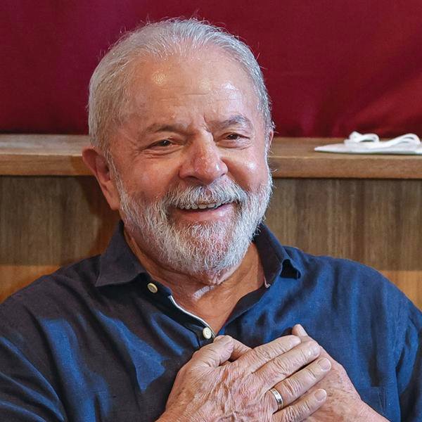 poptime's tweet photo. Fernanda Montenegro, única mulher brasileira indicada ao Oscar, declara apoio a Lula:

"Voto em Lula na esperança de um Brasil com educação, saúde e na defesa da natureza… Voto na esperança do real atendimento à ciência, à cultura. Em nome da democracia, para presidente, LULA." https://t.co/pS2PLL4s9C