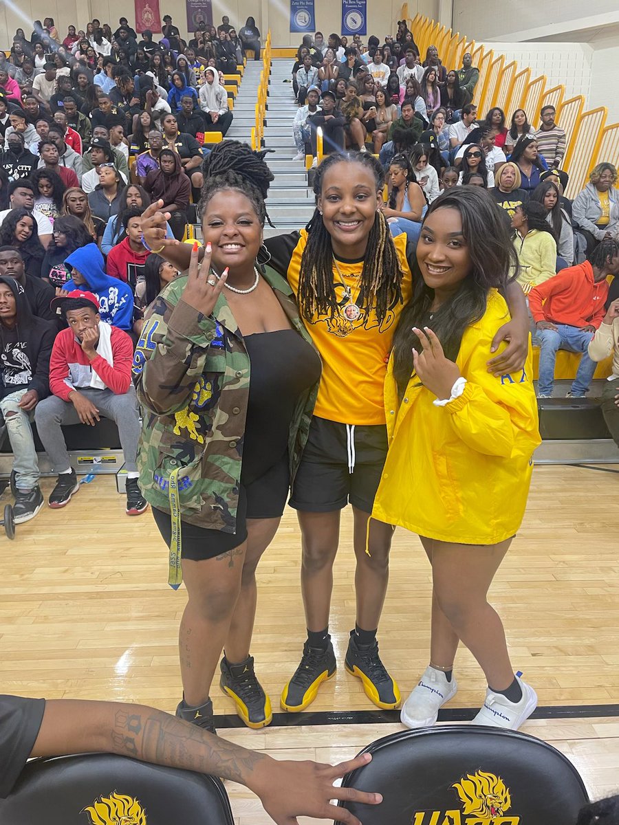 AlphaChi1944's tweet photo. Last night Sorors Howell, Hill, and Tolefree supported the women’s and men’s basketball team at their Jam Fest 🏀💛🦁🖤. Special shout-out to Soror Body the grad assistant to the women’s basketball team. 
#uapb #sgrho #uapbwbb https://t.co/IipWPu51Cg