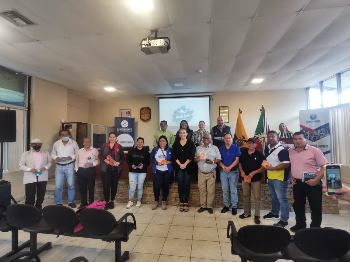 Alex_Padilla85's tweet photo. Participamos en la rueda de prensa en conjunto con el GAD provincial, Agrocalidad, Arcsa; dando a conocer las acciones de control en el precio de litro de leche realizados en la provincia, y a su vez el lanzamiento de la campaña #Notileche.
#Protegemosloqueconsumes https://t.co/Y2hSGOBjbv