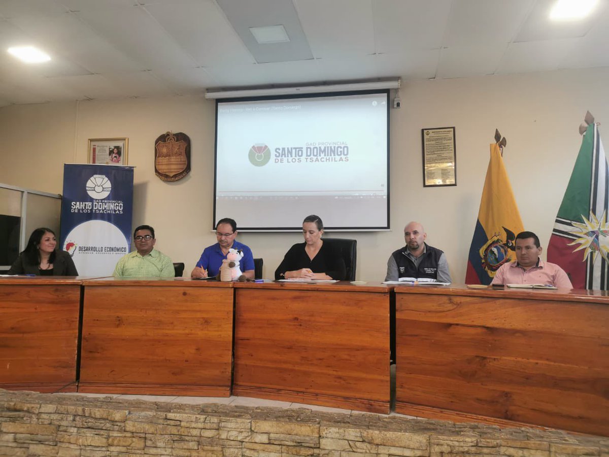 Alex_Padilla85's tweet photo. Participamos en la rueda de prensa en conjunto con el GAD provincial, Agrocalidad, Arcsa; dando a conocer las acciones de control en el precio de litro de leche realizados en la provincia, y a su vez el lanzamiento de la campaña #Notileche.
#Protegemosloqueconsumes https://t.co/Y2hSGOBjbv
