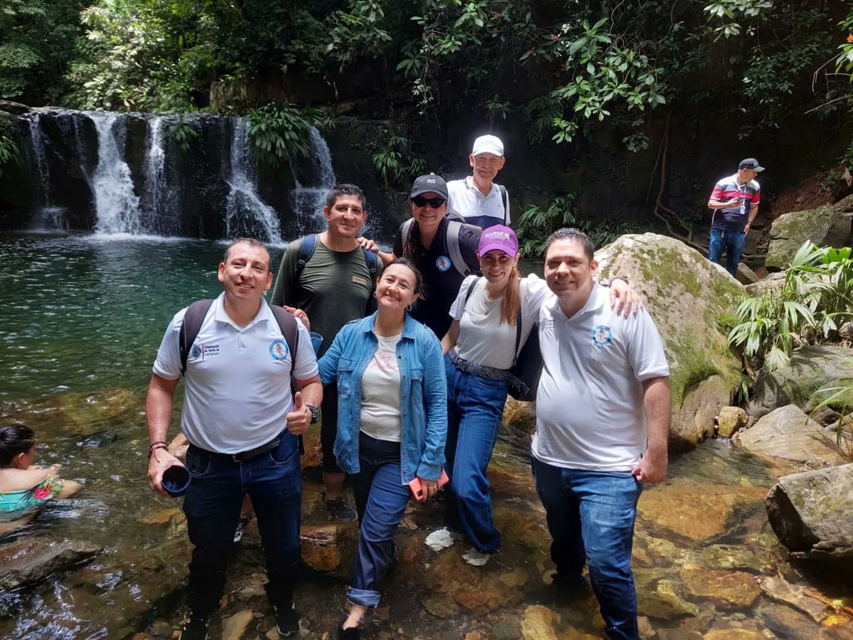LuisaFe14443735's tweet photo. Hoy @fonturcol @GoberNorte y @corpomixnds visitamos el Zulia Norte de Santander, un destino por descubrir lleno de Naturaleza y buena energía! Encontramos artesanías, comida típica y unos Pozos de agua sencillamente Espectaculares 💛 https://t.co/ZSyXTR3QId