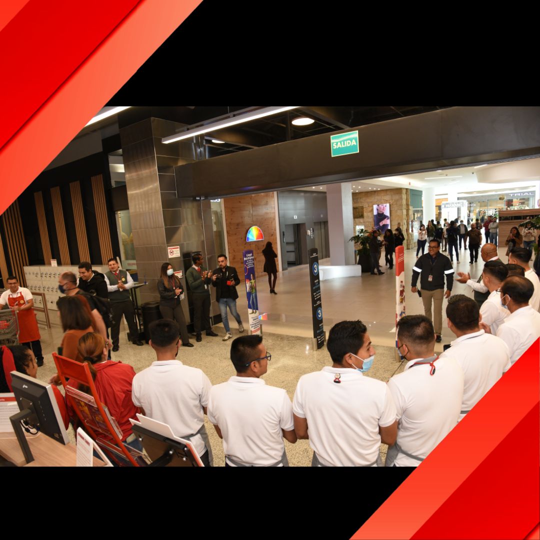 CorpFavoritaEc's tweet photo. ¡Reabrimos @Supermaxiecu Jardín! Un local con instalaciones diseñadas con altos estándares de protección ambiental y un punto GIRA para recolección de residuos. Nuestro renovado espacio cuenta con un equipo de 116 colaboradores comprometidos con el desarrollo del país. #SomosUno https://t.co/odQpZfCJv9