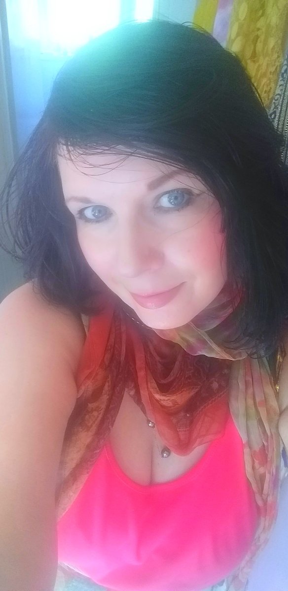 Bono66020372's tweet photo. #HappyWeekend from the #greenpixiefromnorwich. #selfie taken in my council flat & I've been #staring at the #bright #shiny #planet #venus - named after the #Roman #GoddessofLove & #Beauty & Venus is #highlyvisable in the #skyatnight #thesolarsystem #hottestplanet #LightBringer https://t.co/xvJcQ4xZsO