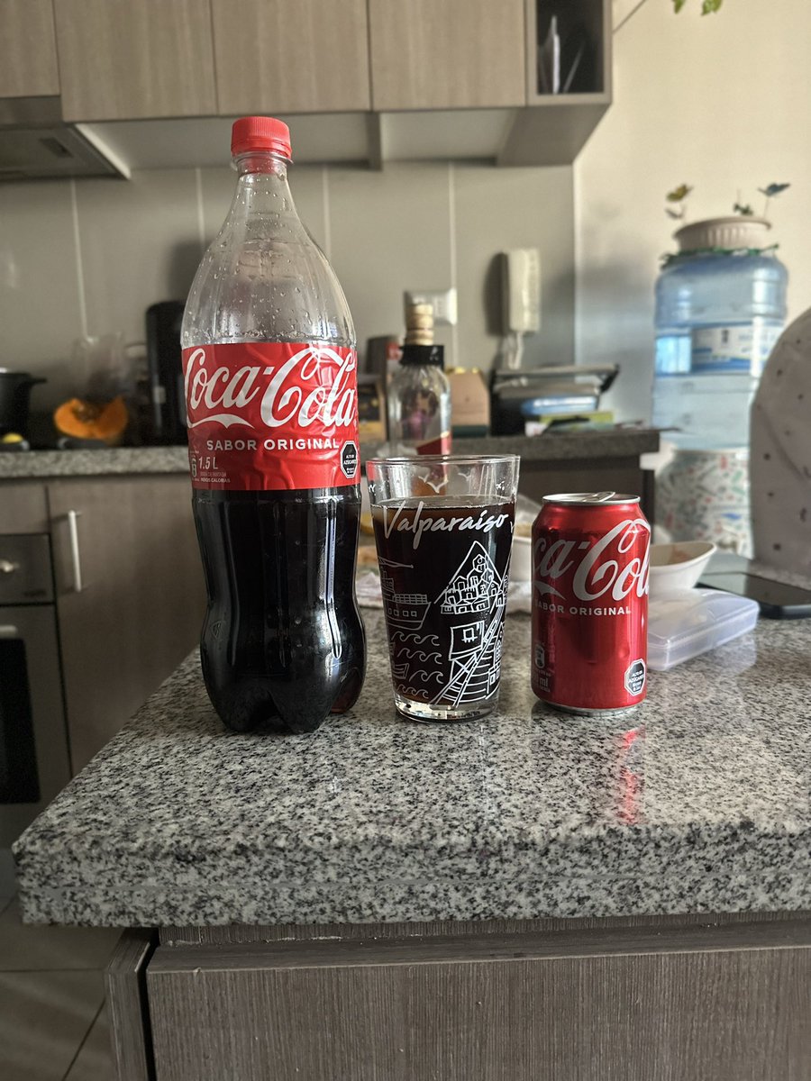 jonnathanibarra's tweet photo. @CocaColaCoCL al compartir su copete, nos dimos cuenta la que bebida está sin gas, que cosa más mala, mala experiencia….. https://t.co/ncIyRFZmML
