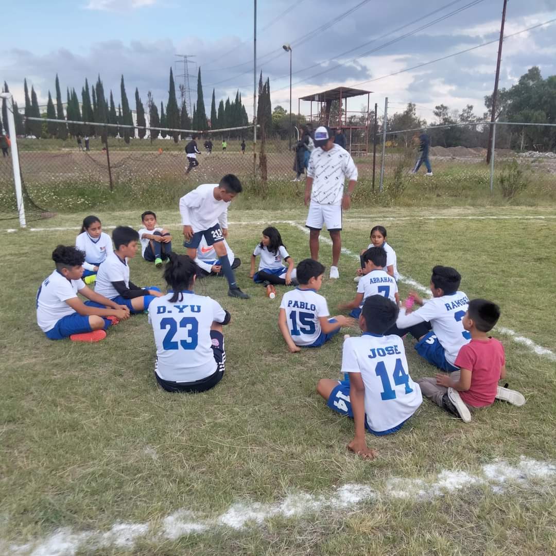 INMUDECI_22's tweet photo. Estamos muy contentos y orgullosos por nuestro primer partido de la escuela de fútbol "INMUDECI", dónde se ganó en penales contra los equipos Águilas y Omar Reyes.

¡felicidades  a todos los jugadores que participaron y dieron lo mejor de sí!👏🏻
#SomosFuturo 
#SomosINMUDECI https://t.co/yFNZgDHTmk
