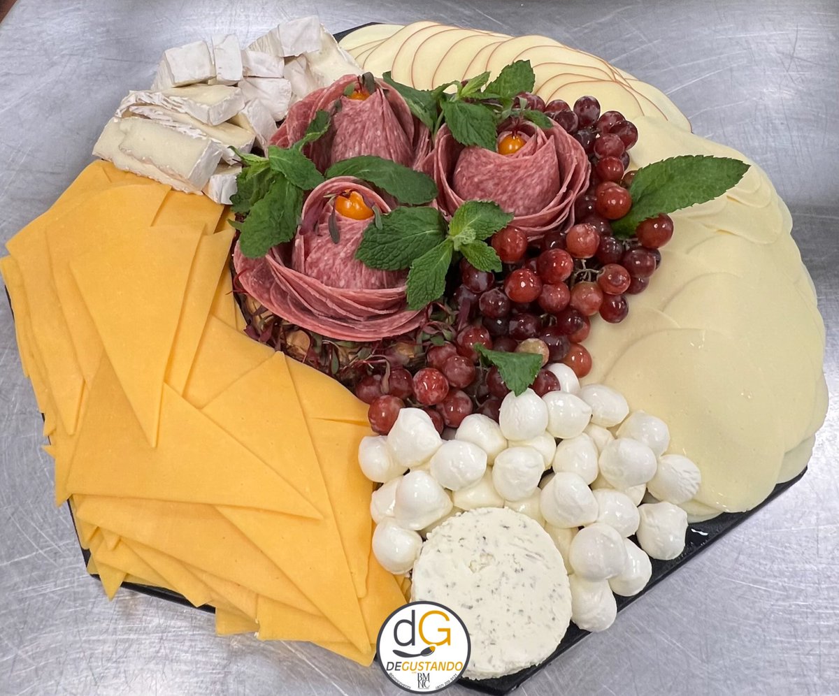 bmncevents's tweet photo. Bandeja de Quesos y un maravilloso toque de rosas hechas con salami.
#DegustandoConBMNC
#BMNCEventsAndMore #BMNC #FloridaCentral #Orlando #OrlandoFlorida #Kissimmee https://t.co/9yr7pmf82D