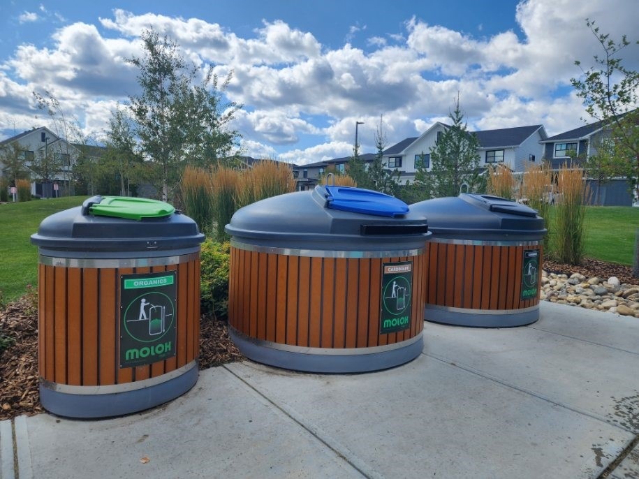 CollectiveWS's tweet image. Moloks are designed to help eliminate problems with traditional waste collection bins such as odor and overfilling.
Pictured is a Collective Waste truck operators servicing these cool containers!

#molok #circulareconomymonth #yegbusiness #yycbusiness  #wastecollection
