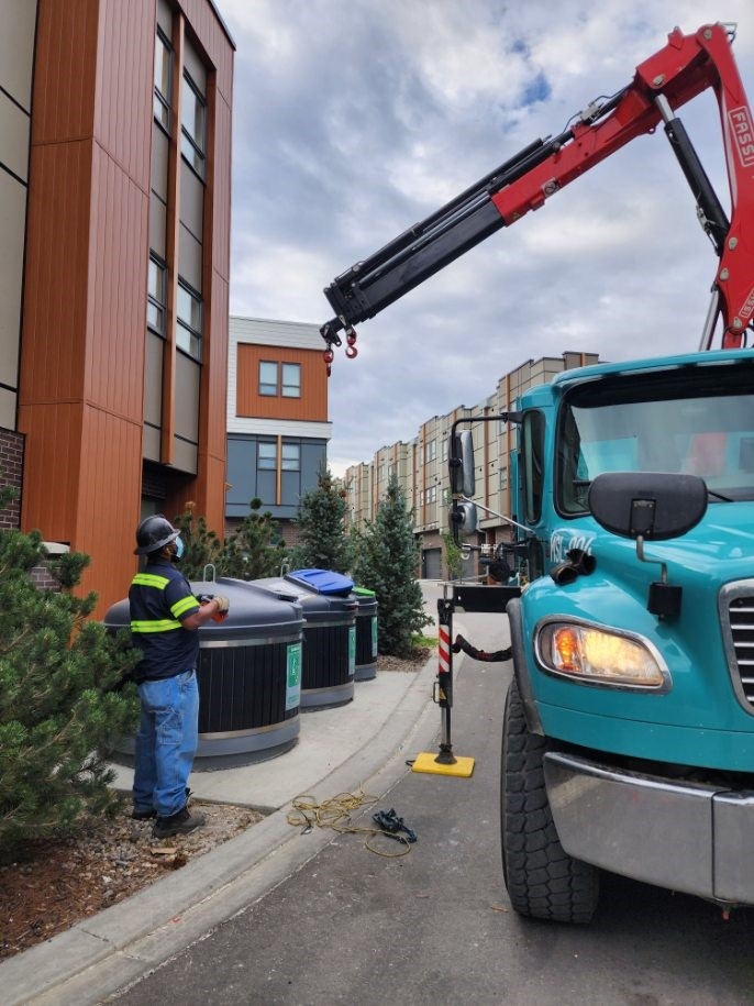 CollectiveWS's tweet image. Moloks are designed to help eliminate problems with traditional waste collection bins such as odor and overfilling.
Pictured is a Collective Waste truck operators servicing these cool containers!

#molok #circulareconomymonth #yegbusiness #yycbusiness  #wastecollection